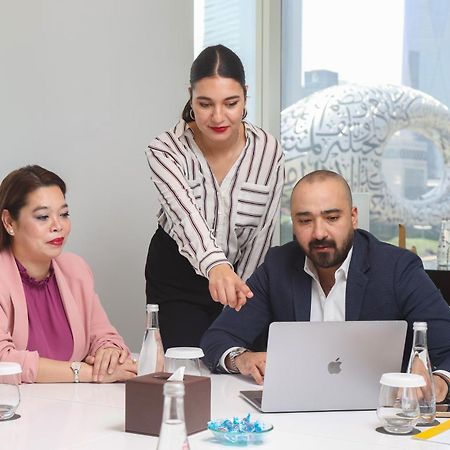 Nassima Tower Hotel apartamentos Dubái Exterior foto A meeting at the office of the United Arab Emirates Ministry of Health and Prevention