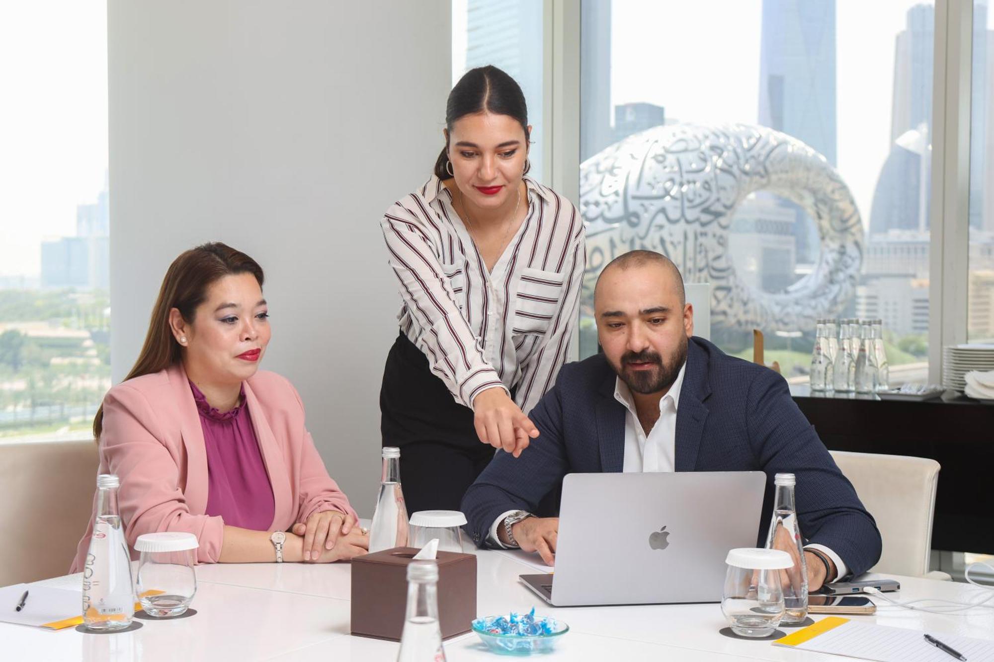 Nassima Tower Hotel apartamentos Dubái Exterior foto A meeting at the office of the United Arab Emirates Ministry of Health and Prevention