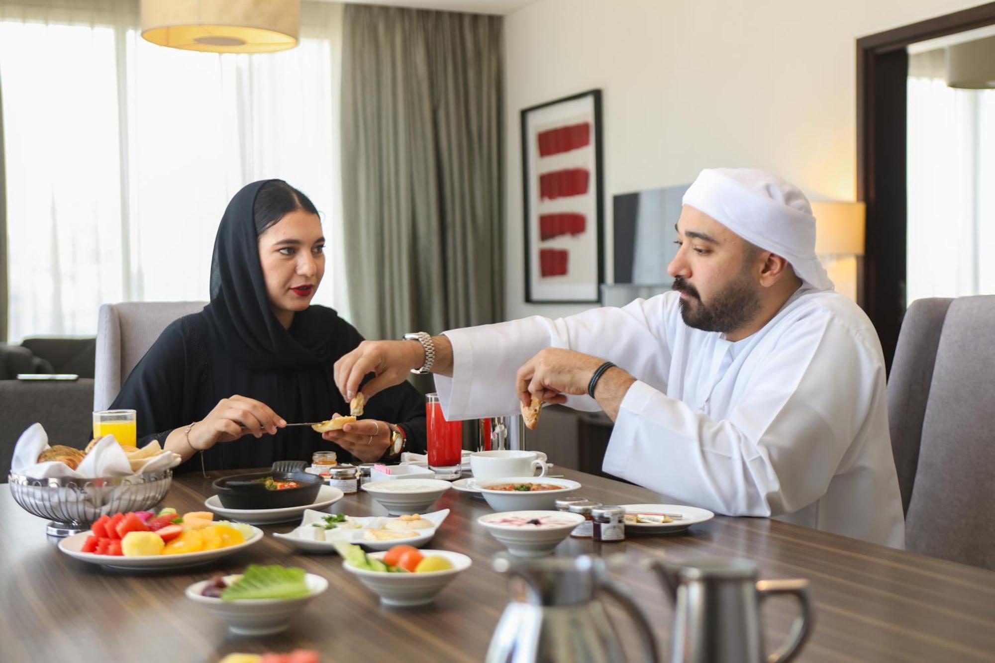 Nassima Tower Hotel apartamentos Dubái Exterior foto Emirati couple eating breakfast