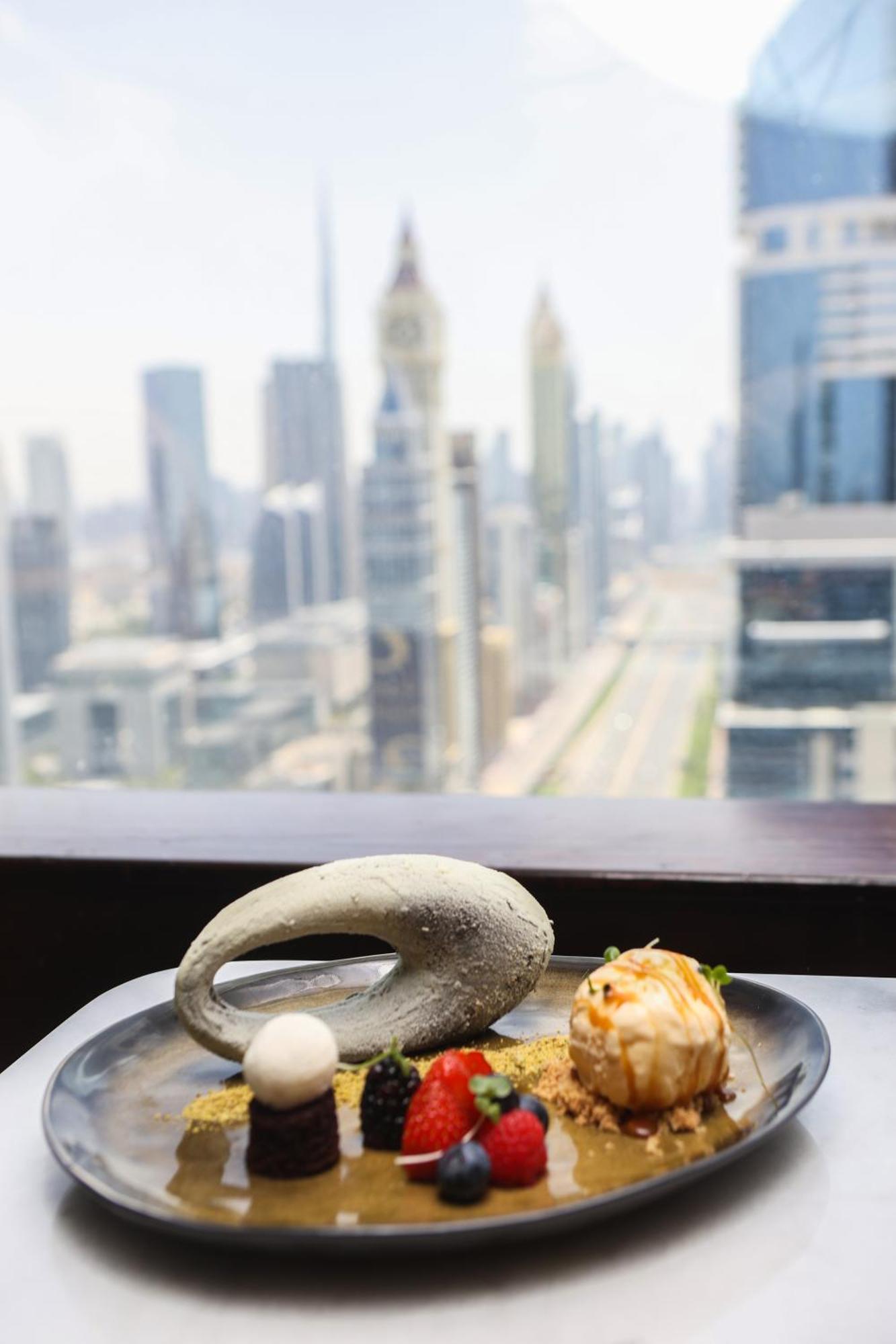 Nassima Tower Hotel apartamentos Dubái Exterior foto A view of the Dubai skyline from the restaurant