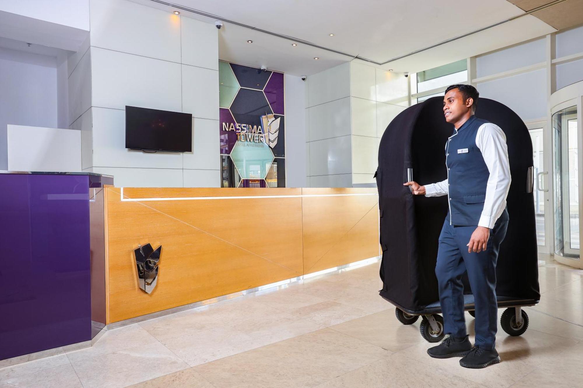 Nassima Tower Hotel apartamentos Dubái Exterior foto A bellboy with a luggage cart