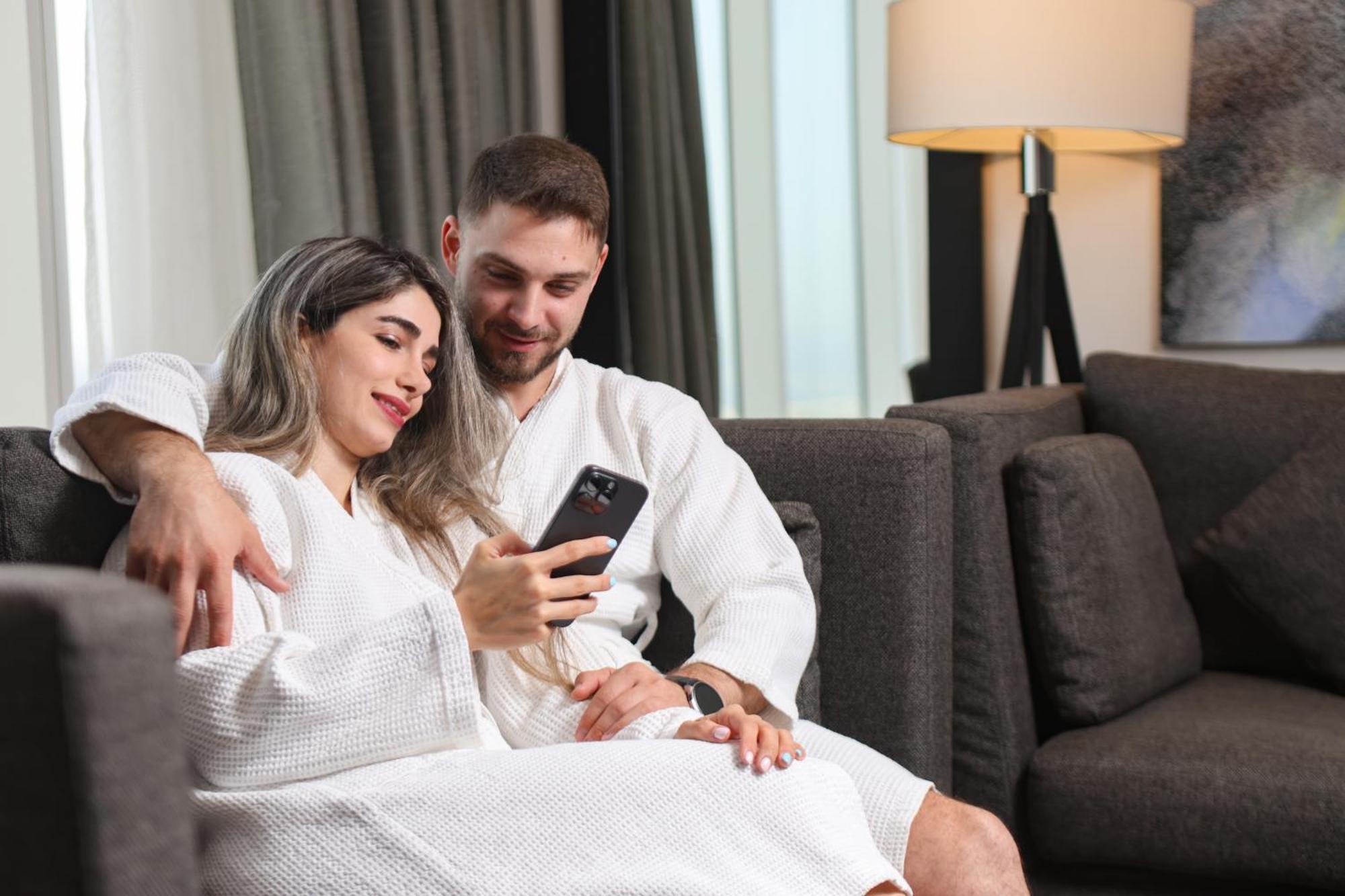 Nassima Tower Hotel apartamentos Dubái Exterior foto A couple wearing bathrobes